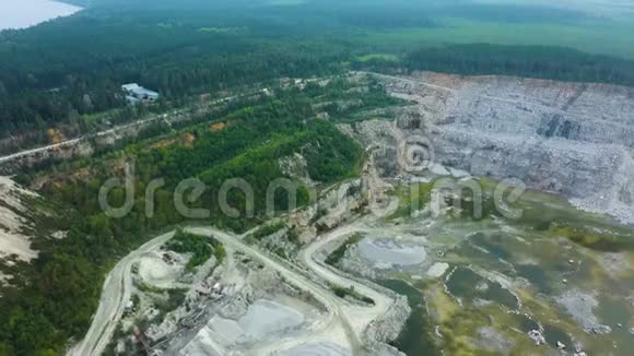 露天采石场的空中景观顶部景观用蓝天建造的采石场矿产环境工业乡村景观视频的预览图
