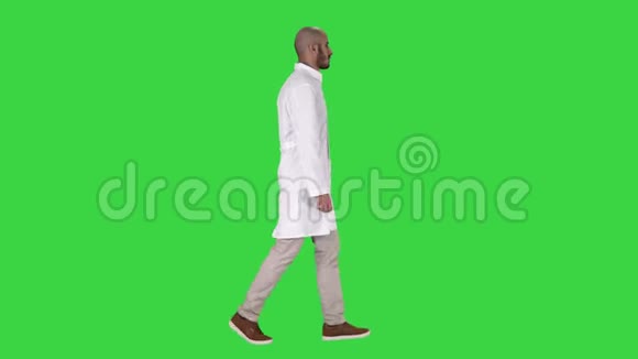 阿拉伯医生穿着白色长袍走在绿色屏幕上铬钥匙视频的预览图