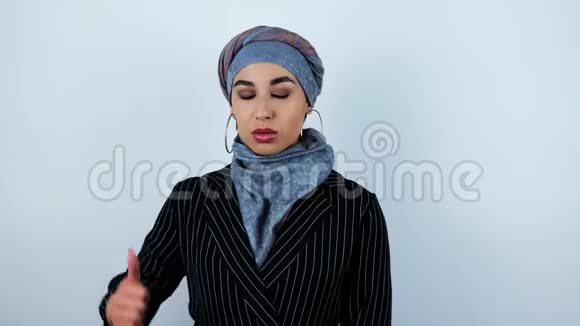 年轻漂亮的阿拉伯女人用手指低着在孤立的白色背景下表现出厌恶视频的预览图