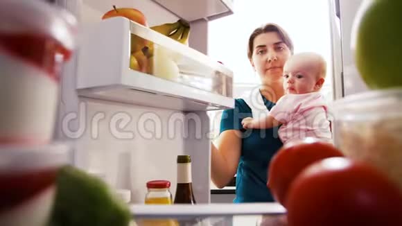 妈妈带着宝宝从冰箱里拿食物视频的预览图