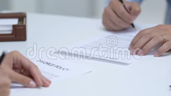 夫妇签署离婚协议女人从手指上取下订婚戒指视频的预览图
