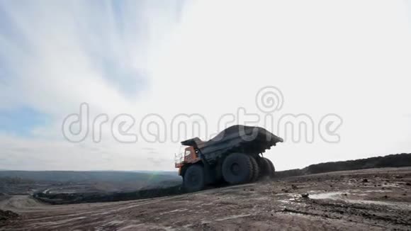 全景大型自卸汽车运煤视频的预览图