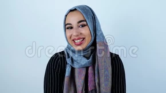 年轻美丽的阿拉伯女人笑得很慷慨把洁白的牙齿放在白色的背景上视频的预览图