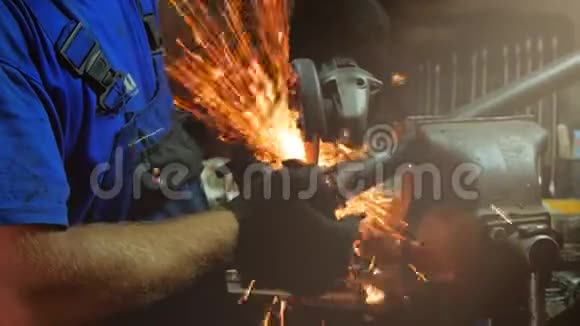 工匠用圆锯工作火花从铁水中飞来男人努力工作人在钢铁上工作最后报告视频的预览图