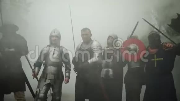 中世纪骑士的战斗小队用剑和盾牌站在军械库里准备进攻视频的预览图