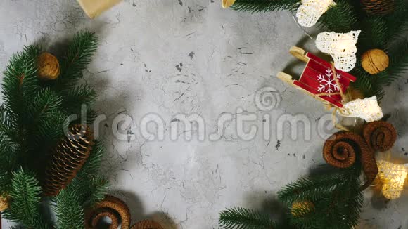 圣诞装饰节日装饰松枝松果浆果女性手把礼物移到人造的手里视频的预览图