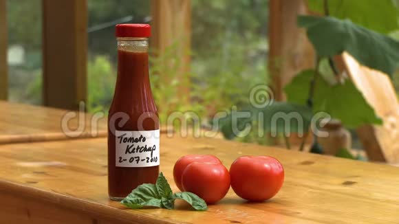桌上有一瓶番茄酱番茄酱和罗勒酱视频的预览图