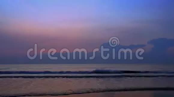 早晨日出在新的一天和海边视频的预览图