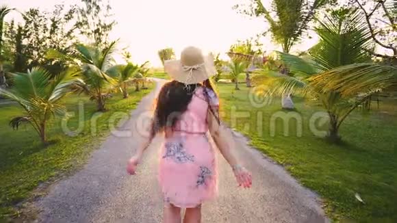 跟随我的概念年轻的女人跑在热带高尔夫球场的道路上暑假或假期视频的预览图