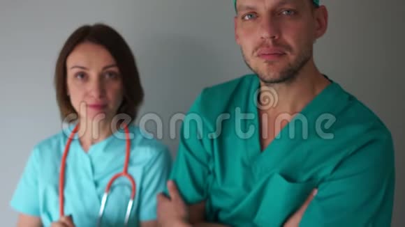 穿着医用长袍的男人和女人严肃地看着镜头医疗和保健诊所的医务人员视频的预览图