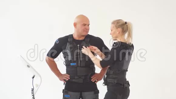 金发女郎帮男人穿上EMS服装视频的预览图