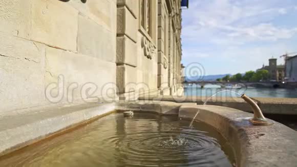 苏黎世瑞士2019年4月苏黎世水流的老小石泉视频的预览图