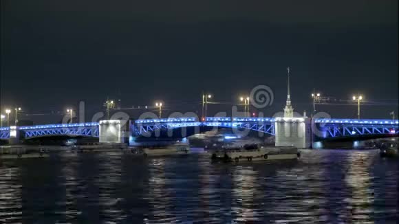 圣彼得堡著名的宫殿桥夜间移动桥梁的时间推移视频的预览图