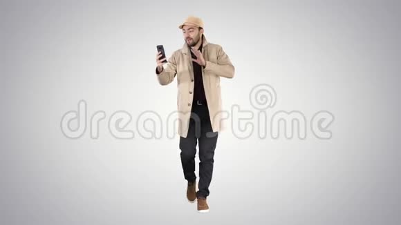 秋季时尚风格男子录制视频博客行走梯度背景视频的预览图