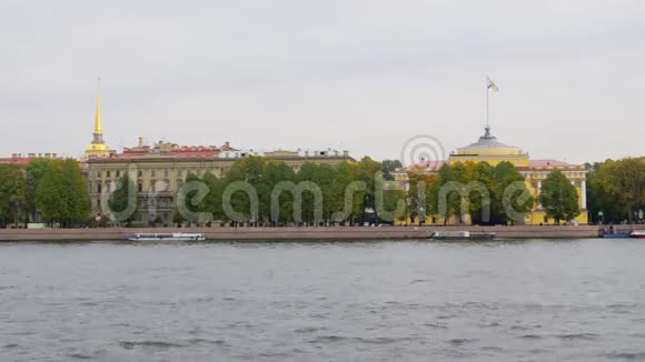 从秋日的河流观赏圣彼得堡的建筑视频的预览图