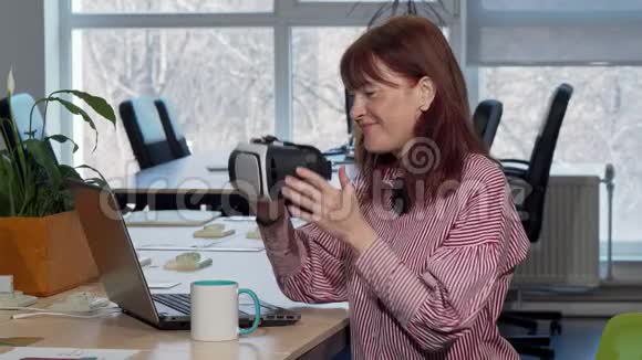 成熟的女商人喜欢在工作场所使用虚拟现实耳机视频的预览图