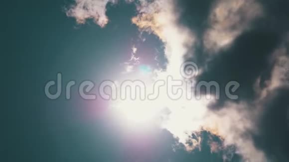 太阳和云在实时的戏剧性天空镜头移动给人一种动作效果视频的预览图