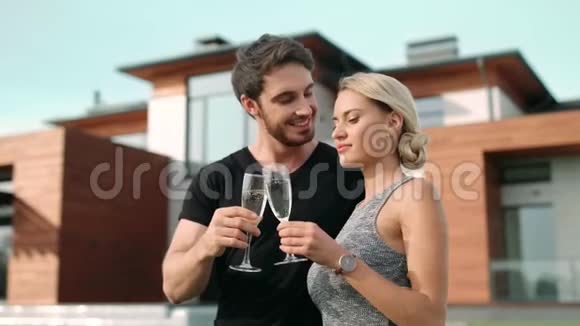 可爱的夫妇在豪华公寓附近品尝香槟视频的预览图