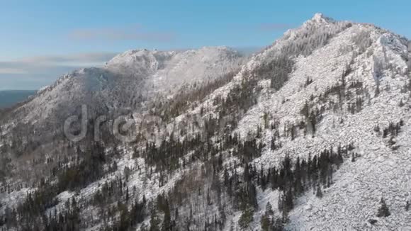 南乌拉尔山脉山脉令人印象深刻的山顶景观塔格奈国家公园视频的预览图