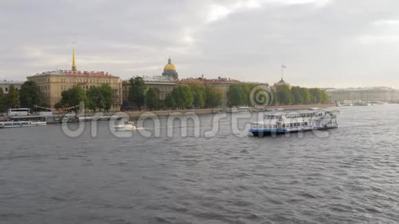 白天在圣彼得堡的涅瓦河上有游船和私人游艇视频的预览图