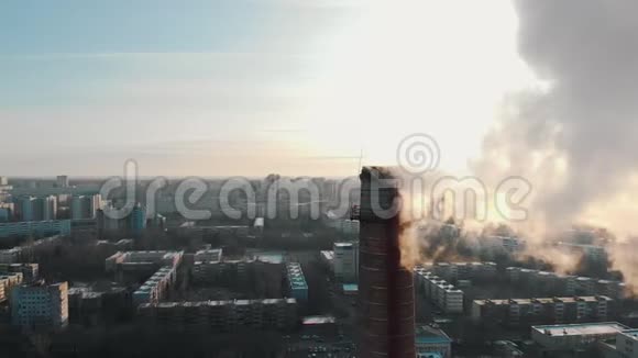 空气污染问题工业管道的烟雾污染城市的空气日光视频的预览图