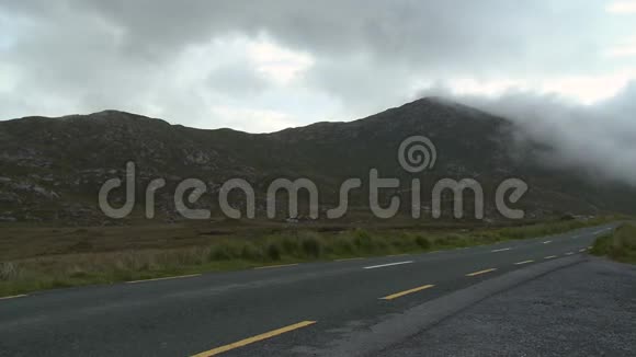 山岭和雾的旁边道路视频的预览图