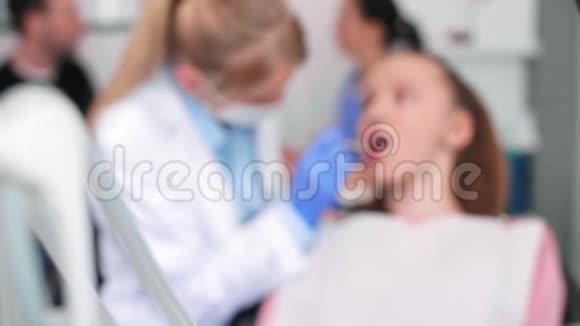 牙科医生在检查时使用牙镜观察模糊视频的预览图