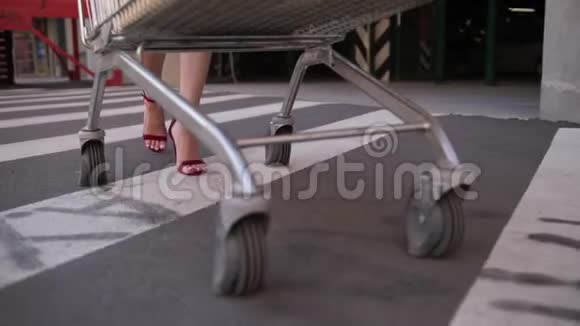 带着购物车上车的女人的腿视频的预览图