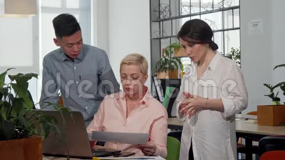 成熟的女CEO在会议室和她的员工交谈视频的预览图