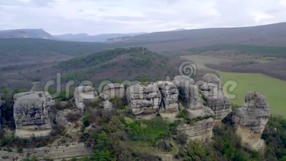 飞越天然坚不可摧的高山峡谷古城要塞在岩石上视频的预览图