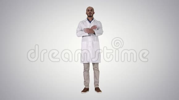 严肃的阿拉伯医生成熟男叉手臂在梯度背景视频的预览图