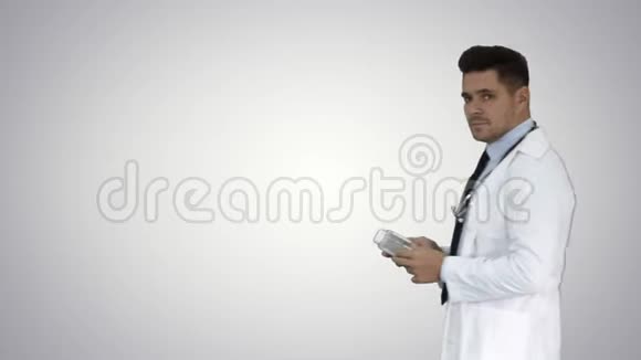 临床医生男医生展示药物用药和与相机交谈梯度背景视频的预览图