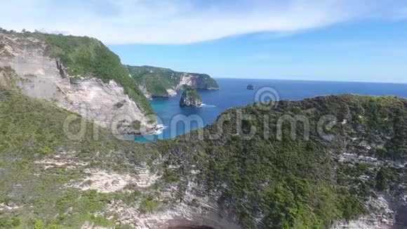 相机横跨海岸线上的悬崖蓝色的海水4k视频的预览图
