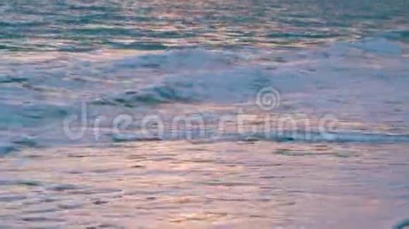 日落时的地中海波浪视频的预览图