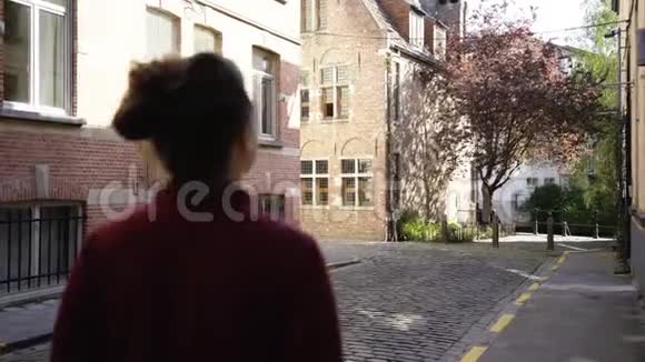 女孩走在砖墙之间视频的预览图
