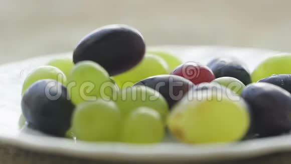 盘子里的白葡萄和黑葡萄视频的预览图