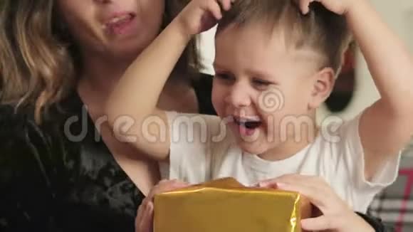 可爱快乐兴奋的母子解开礼盒视频的预览图
