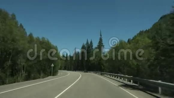 在沿海山路上驾驶汽车视频的预览图