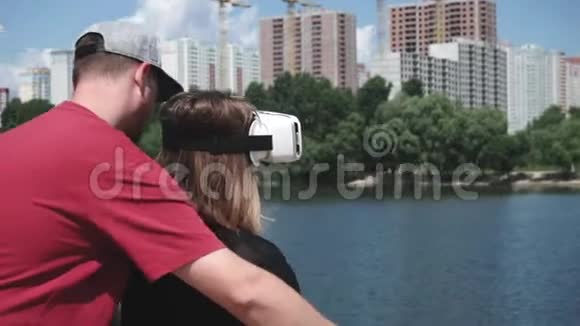 男人向女性展示如何使用VR眼镜视频的预览图