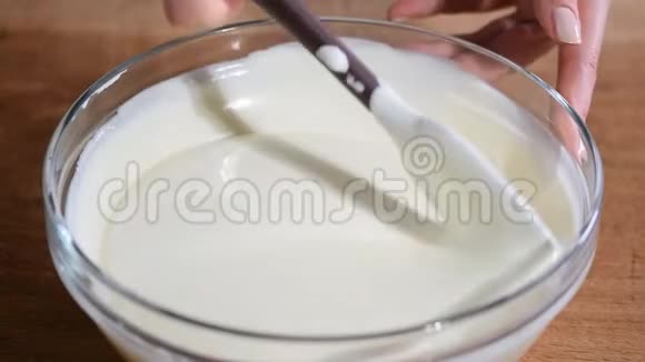 厨师把香草慕斯混合在玻璃碗里视频的预览图