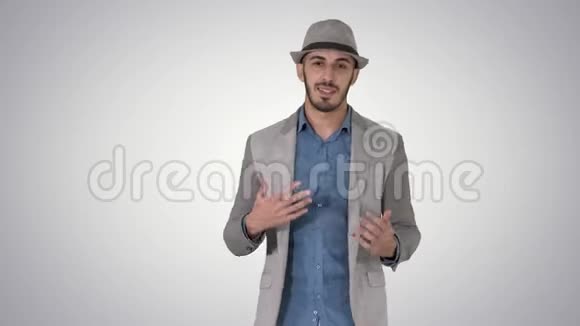 潮流时尚积极开朗的男人穿着休闲衬衫和太阳帽走路和交谈与相机梯度视频的预览图