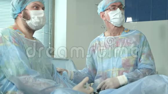 两名在医院手术的外科医生视频的预览图