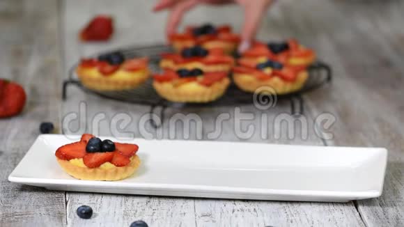 盘子里放着蛋羹草莓和蓝莓视频的预览图