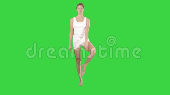 树的姿势站在一条腿上双手在Namaste祈祷手势在绿色屏幕上Chroma键视频的预览图
