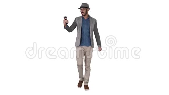 有魅力的男人穿着休闲服装帽子时髦的风格记录vlog或在白色背景下打视频电话视频的预览图