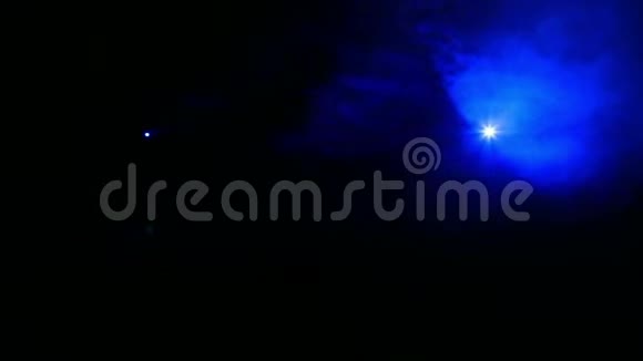 蓝光轮廓聚光灯在黑暗的烟雾笼罩视频的预览图