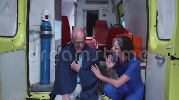 穿制服的护士跟病人说话让他冷静下来视频的预览图
