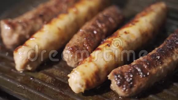 在大煎锅上烹调的街头食物户外厨房烹调的开胃烧烤香肠视频的预览图