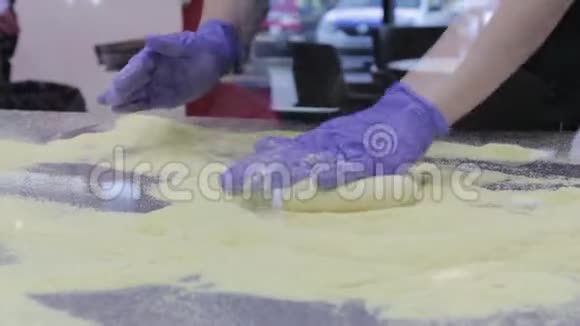 厨师为披萨做准备一块面粉做的面团视频的预览图