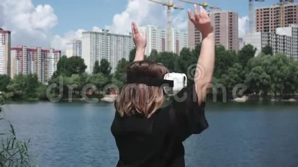 男人向女性展示如何使用VR眼镜视频的预览图